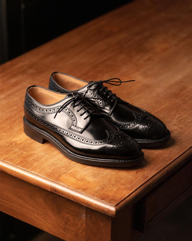 Oxford Cognac — full product na drewnianym blacie